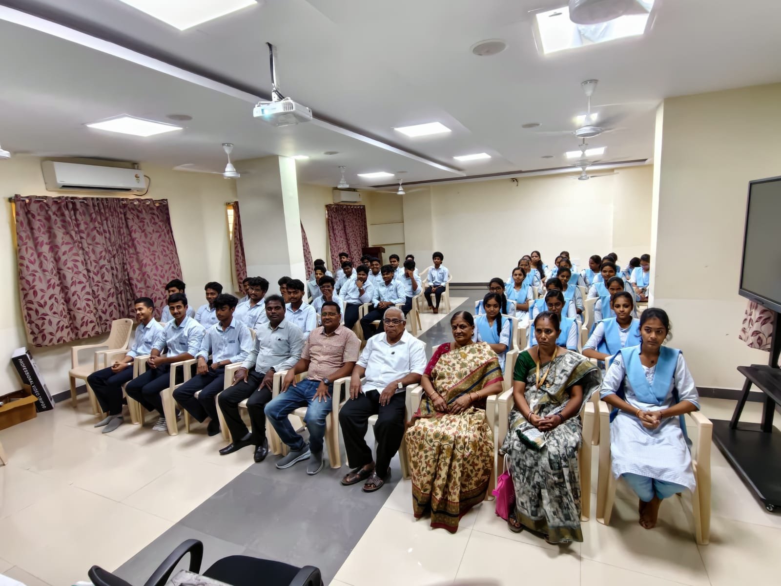 Kakinada - College Connect (Main Road, Kakinada)